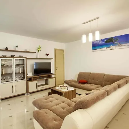 Ferienhaus Mit Privatpool Fuer 20 Personen Ca 400 Qm In Banjole, Istrien Istrische Riviera *